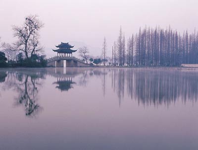 西湖依山傍水的爱情