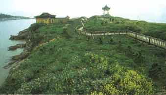 ����ɽ���ϵ�һ��ɽ