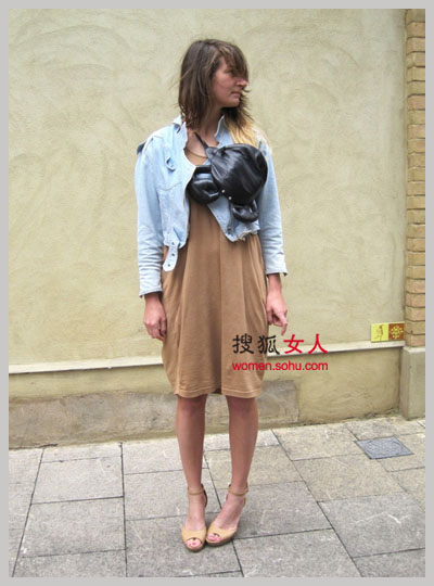 ��ʵ��������ȹ���һ����ɫ����