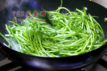 蓠蒿烩培根图解 做法及步骤