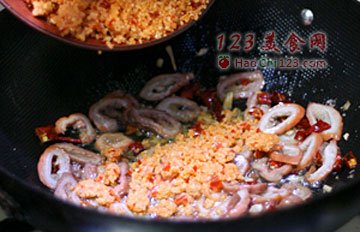 鲊辣椒炕肥肠图解 做法及步骤