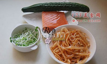 擀面皮三文鱼 做法及步骤