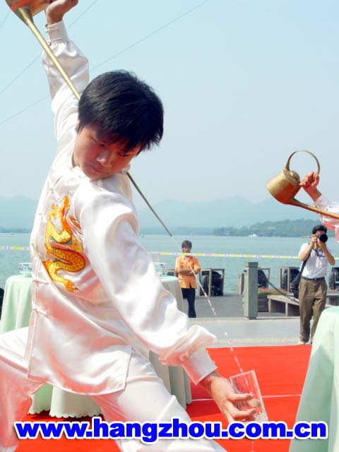 龙行十八式长嘴壶茶艺表演组图