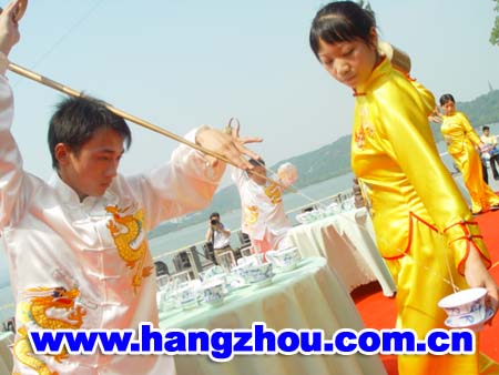 龙行十八式长嘴壶茶艺表演组图