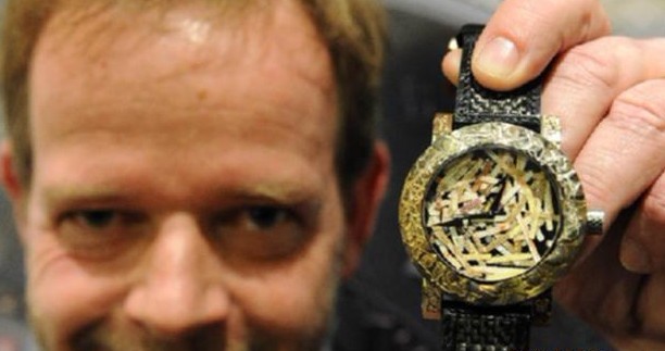 用粪便化石 蝴蝶翅膀等制作另类天价手表